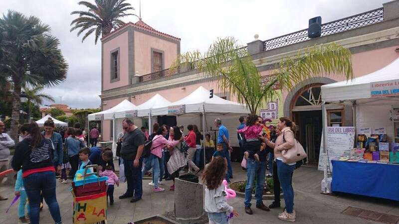 El parque urbano de Arnao acogió la segunda edición de la Feria del Libro (Foto TA)